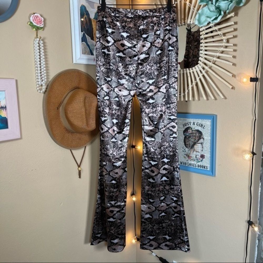 MILK & HONEY Junior’s High Waist Snakeskin Flair Pants - Medium - Picture 4 of 9